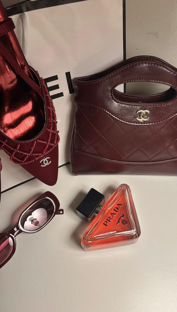 طقم شانيل برغندى شنطة وكعب ونظارة وعطر