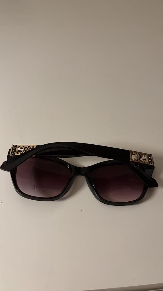نظارة شمسية أنيقة من ماركة سيلين (Céline)
