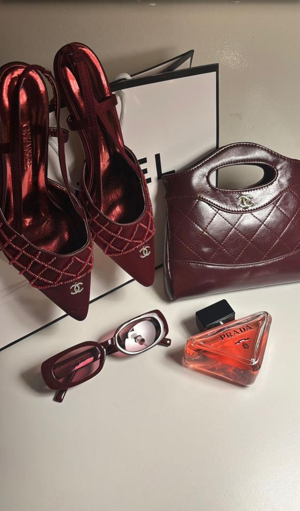 طقم شانيل برغندى شنطة وكعب ونظارة وعطر