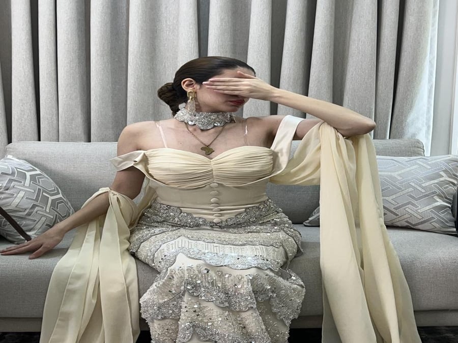 فستان أصفر بأكمام شيفون منسدلة تضيف لمسة أنثوية
