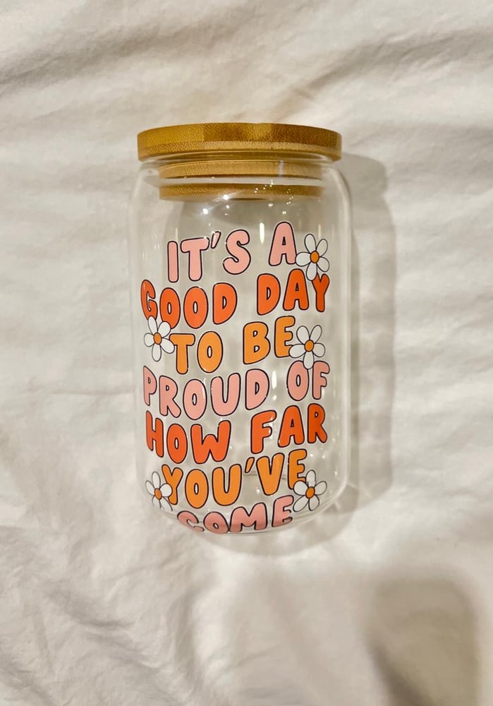 كوب المشروبات الباردة  بملصق  It's a good day to be proud of how far you've come