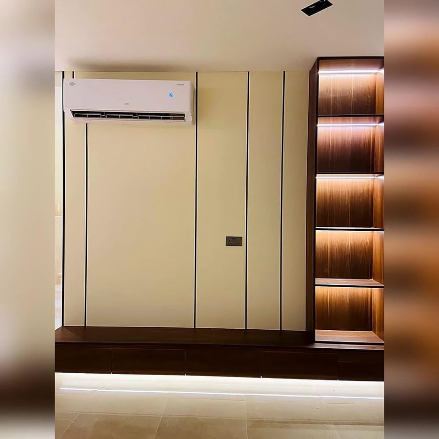 برج الرفوف الخشبي المضاء بجانب الواجهات الكريمية