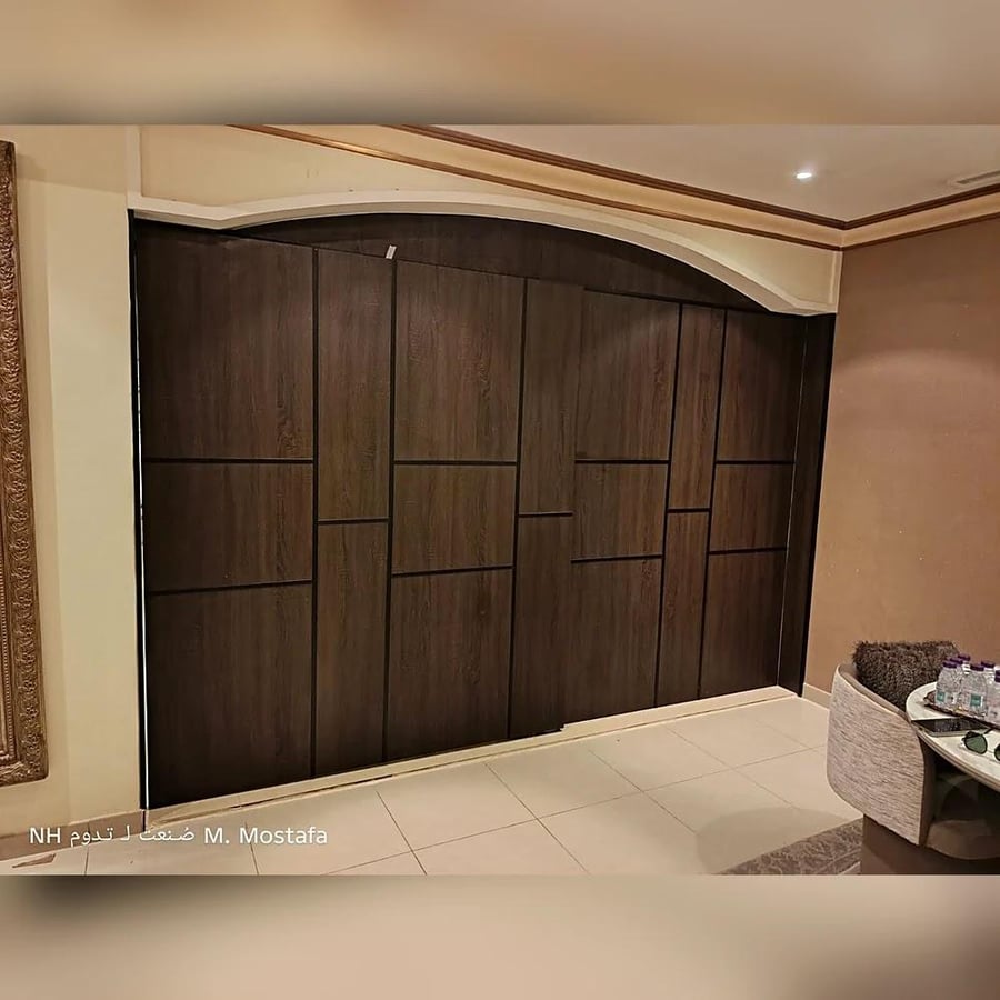 تلبيس جدار خشبي داكن بتقسيمات هندسية من نيت هوم