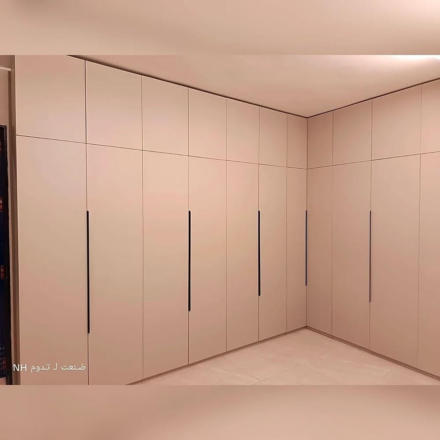 أبواب طويلة بمقابض