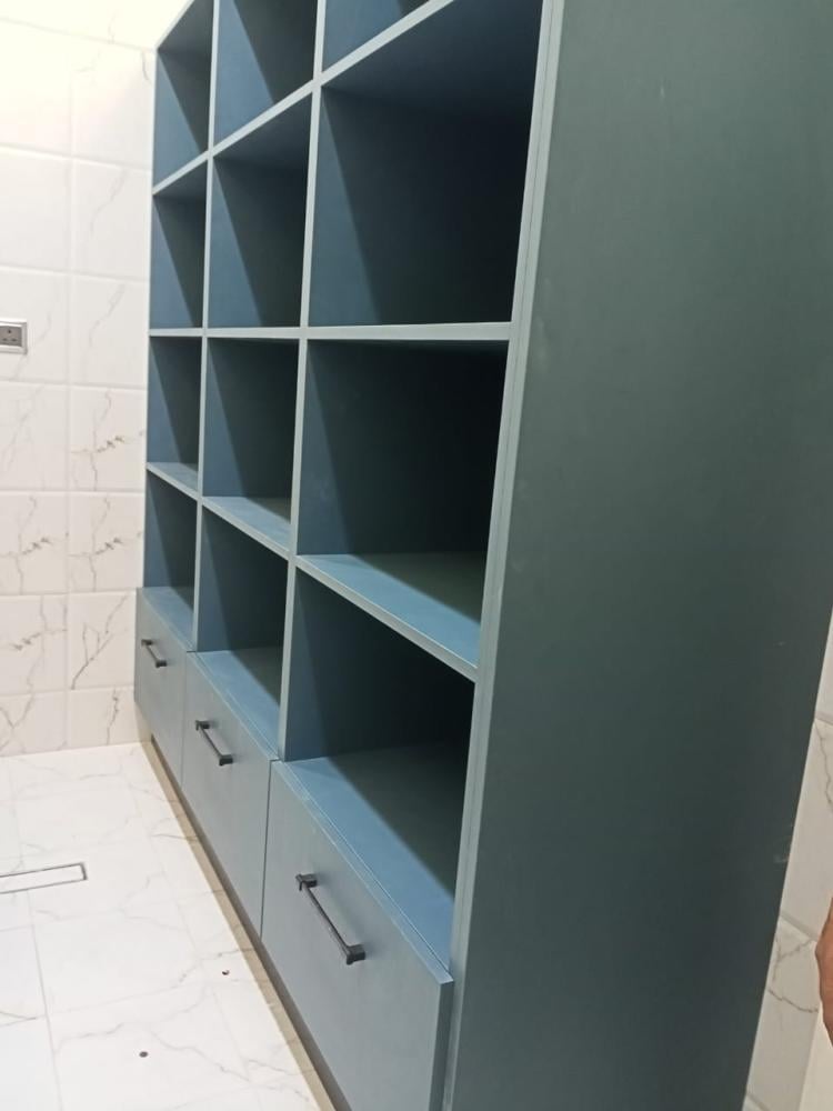 دولاب مع أرفف لغرفة ملابس مفتوح