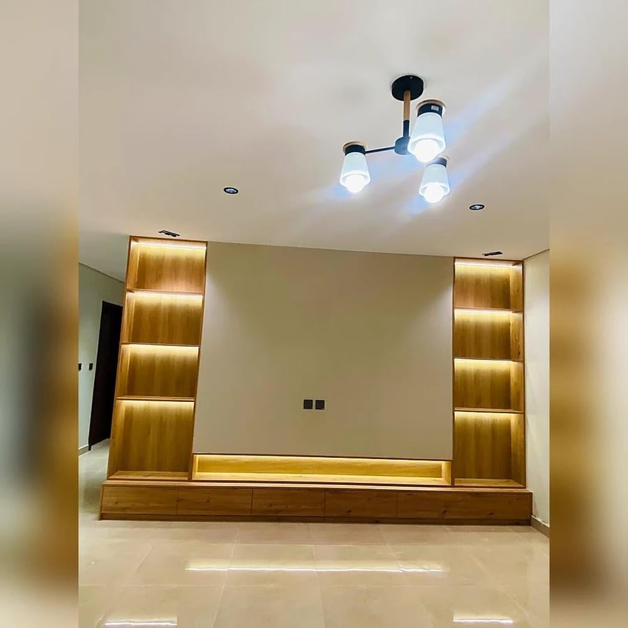 جدار سرير بكوة كريمية ورفوف خشبية مضاءة من نيت هوم