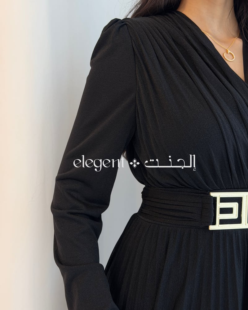 فستان نسائي أسود بحزام خصر أنيق