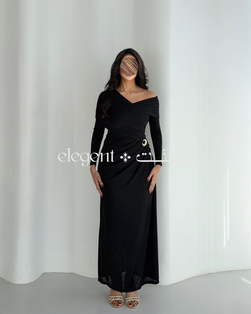 فستان استرتش أسود بتصميم أوف شولدر أنيق مع كسرات ناعمة على الصدر