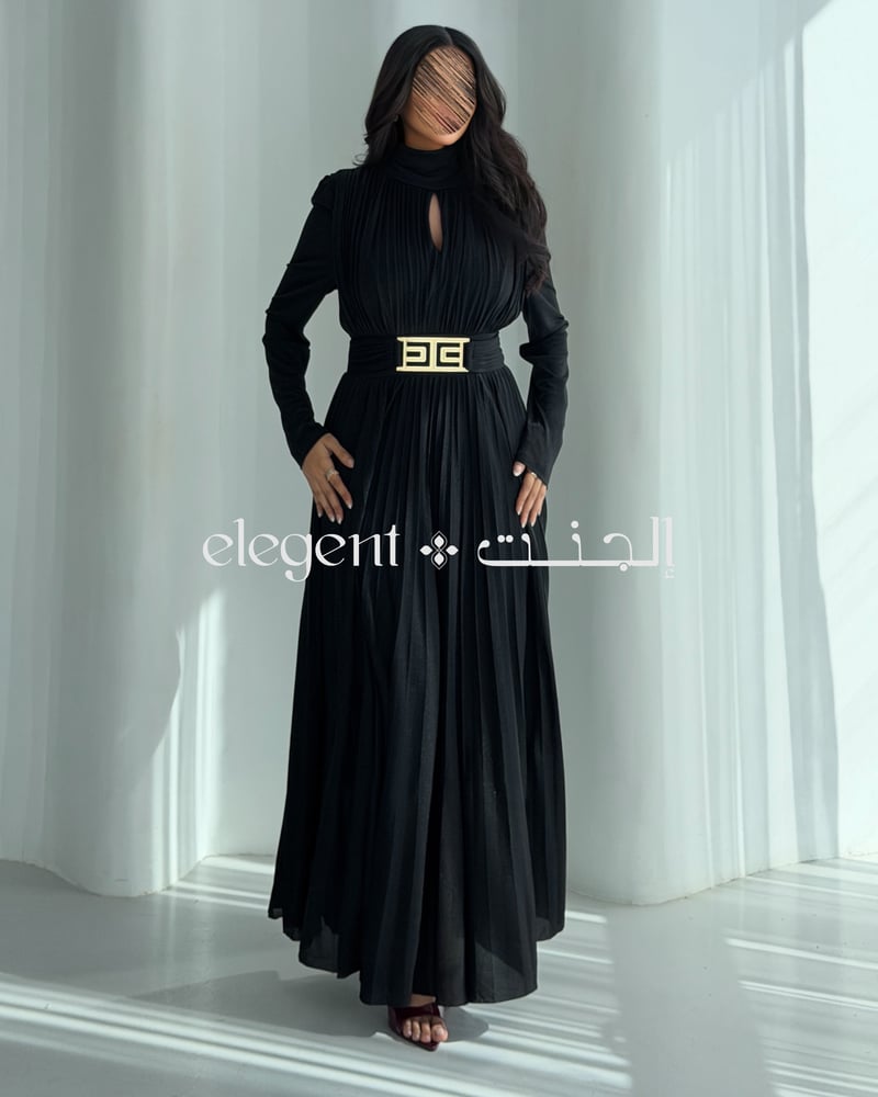 فستان سهرة أسود أنيق بقصة طويلة وكسرات انسيابية