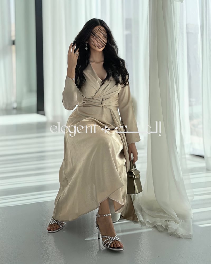 تفاصيل فستان لف بتصميم أنثوي ناعم