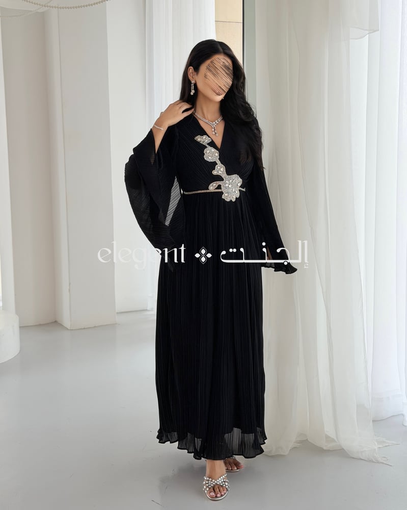 فستان سهرة أسود راقي بتطريز لامع