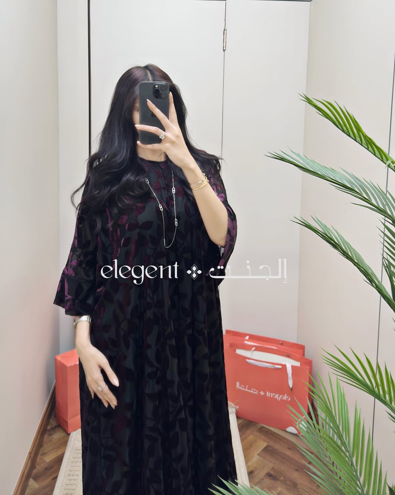 جلابية مخملية فري سايز بنقشة ورد ناعم