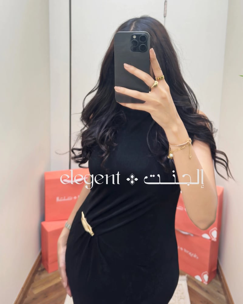 فستان أنيق بخصر مجعد وبروش فاخر  تصميم أنثوي