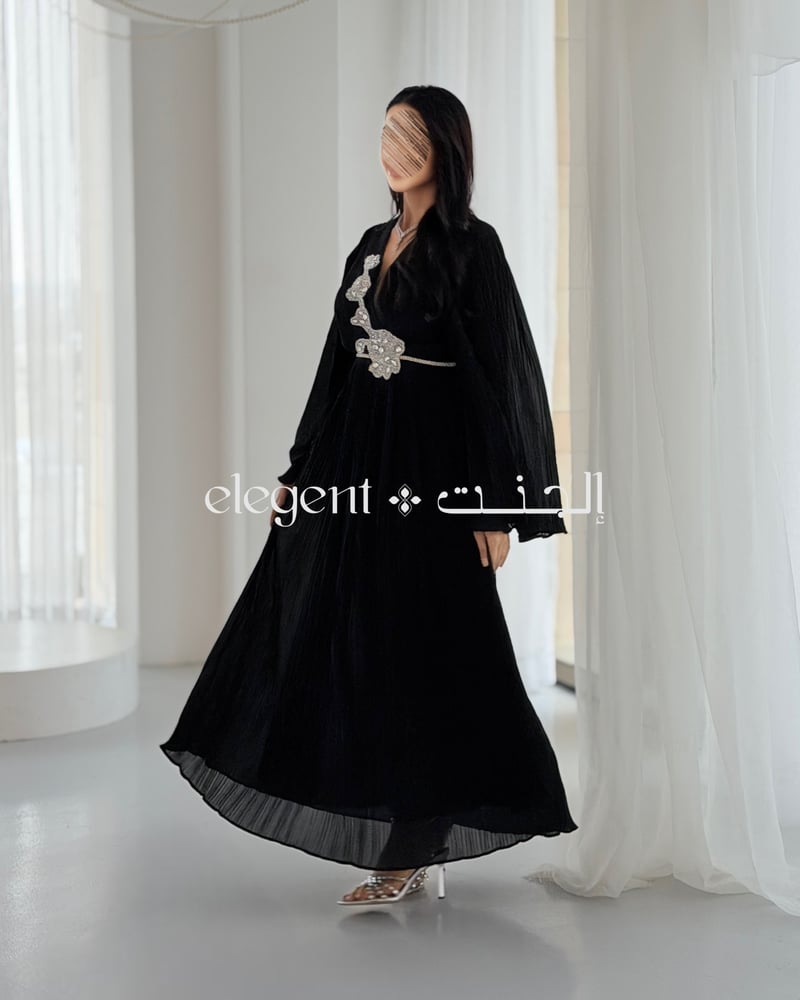 فستان سهرة بكسرات كاملة وانسيابية راقية