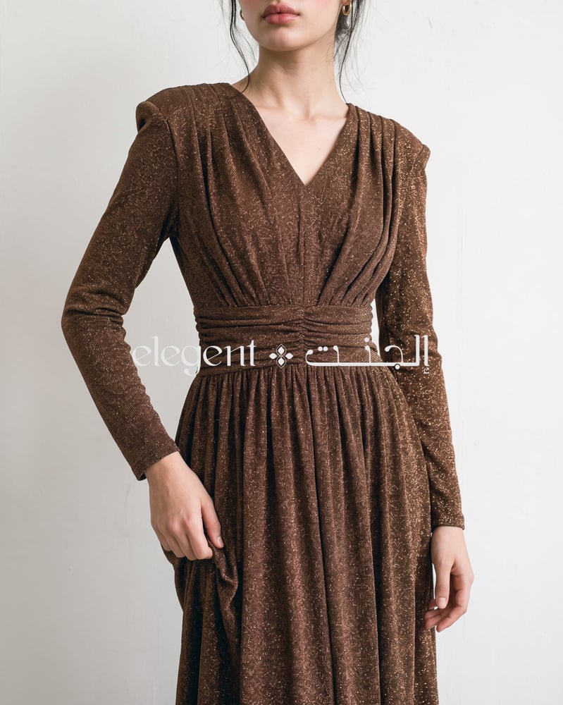 فستان ميدي بني برونزي لامع بأكمام طويلة وطول 130 سم