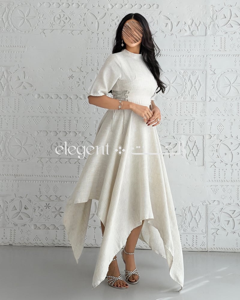 فستان أنثوي بتصميم مريح وأكمام قصيرة مع قصة مثلثات تعطي شكل جميل
