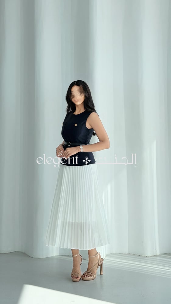فستان كحلي بتصميم قطعتين مع تنورة بليسيه بيضاء من إلجنت