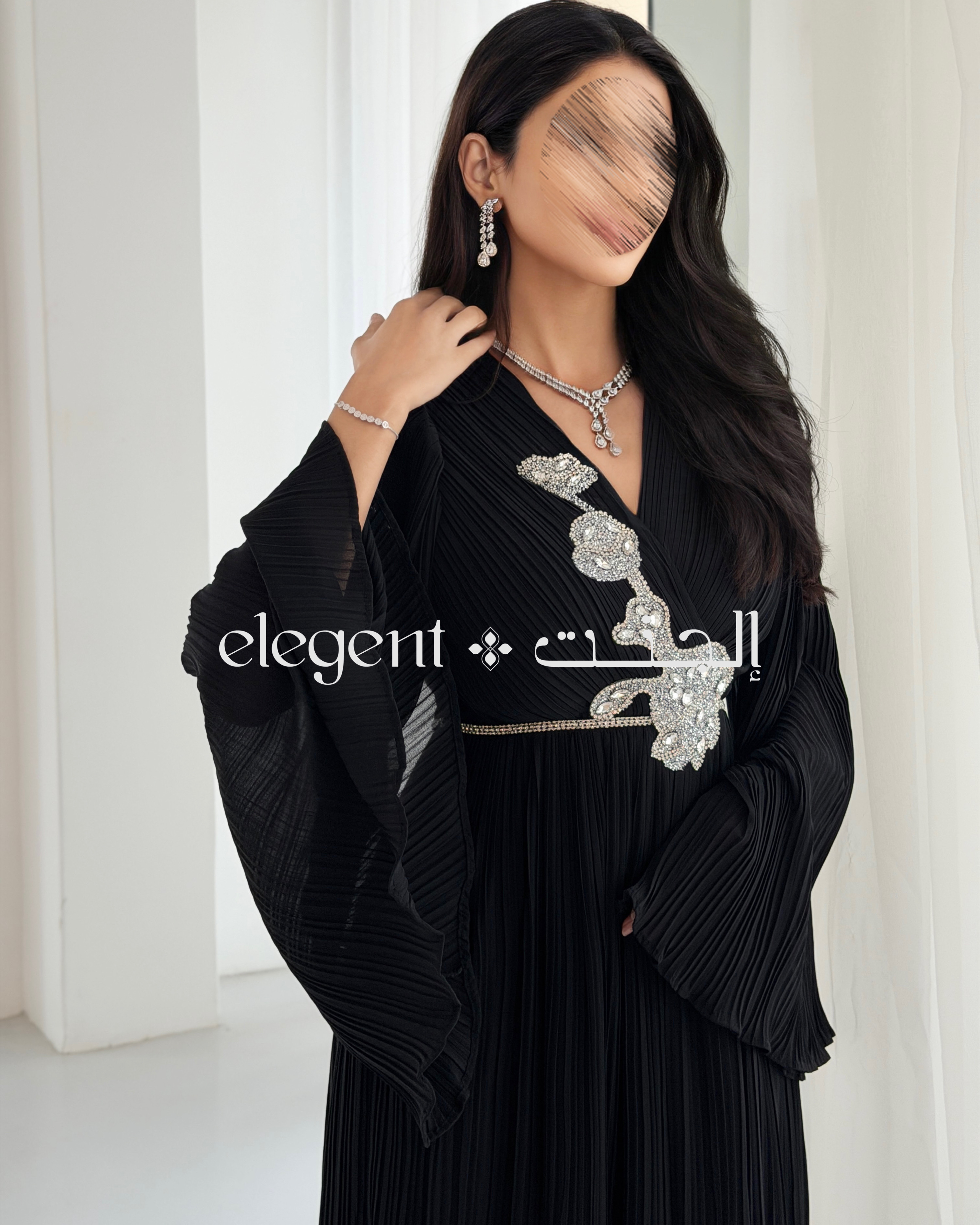 تفاصيل تطريز فستان سهرة أسود ملكي