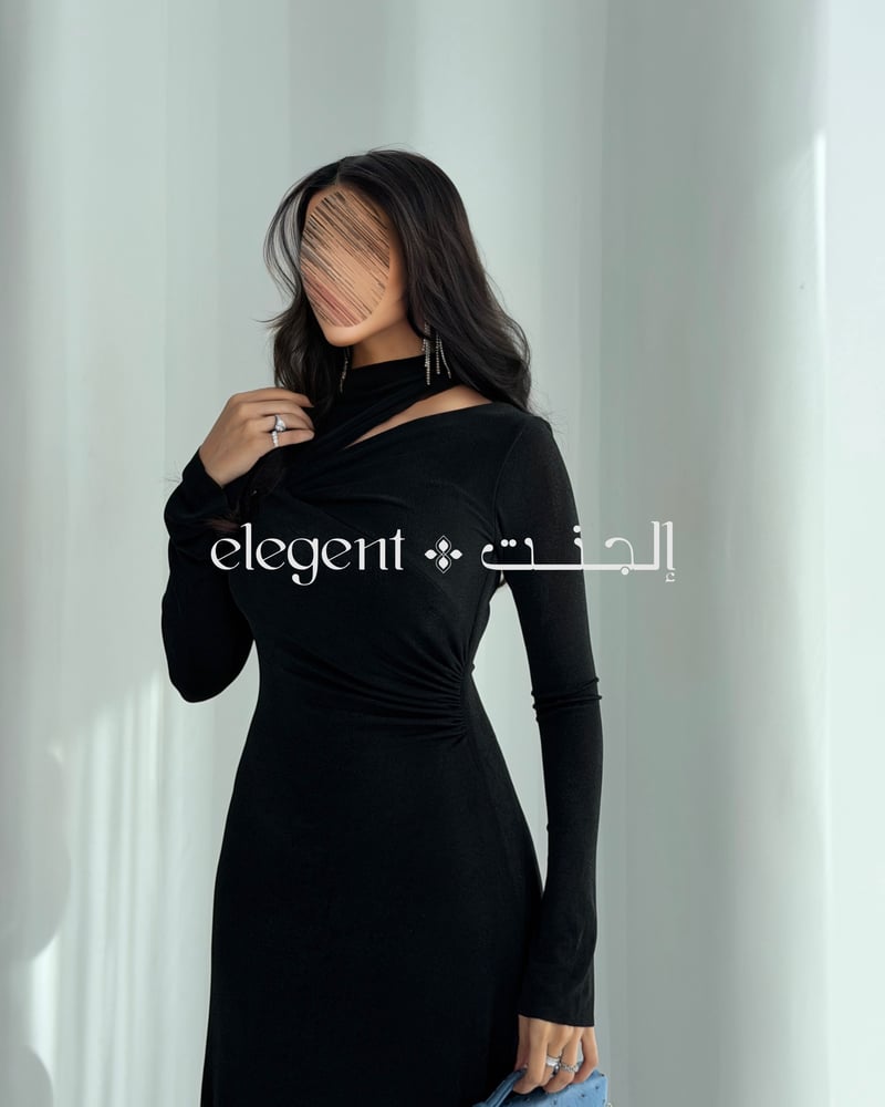 فستان أسود راق بخامة استرتش عالية الجودة وقصة ناعمة تبرز جمال الإطلا