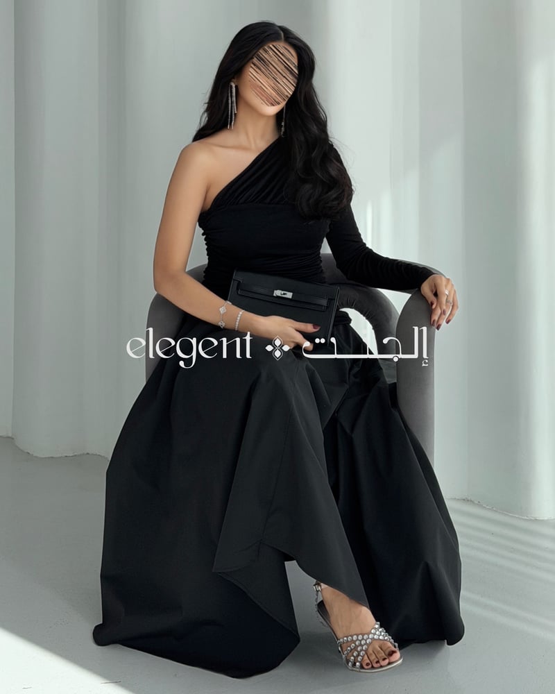 فستان أسود أنيق بتصميم كتف واحد من الأمام