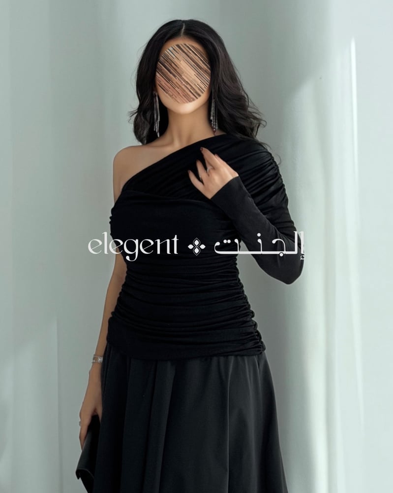 تفاصيل القصة العلوية لفستان أسود أنيق