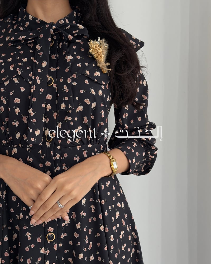 تفاصيل الأزرار الكاملة لفستان كحلي بنقشة زهور