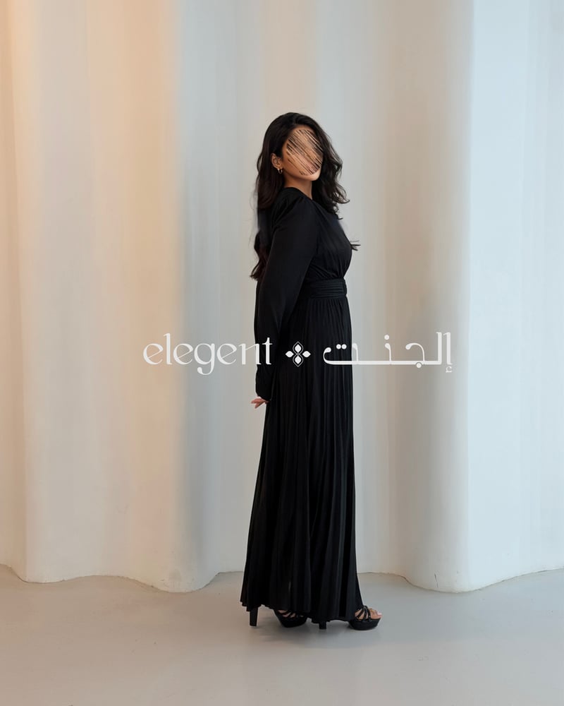 فستان أسود أنثوي بقصة مرتبة باللبس