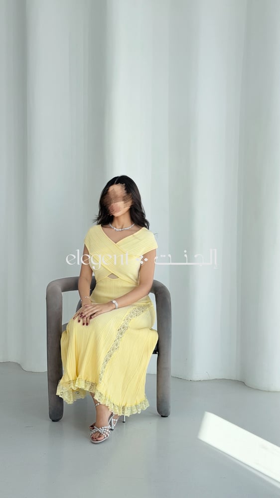 تفصيل الصدر المتقاطع لفستان أصفر شتوي ناعم