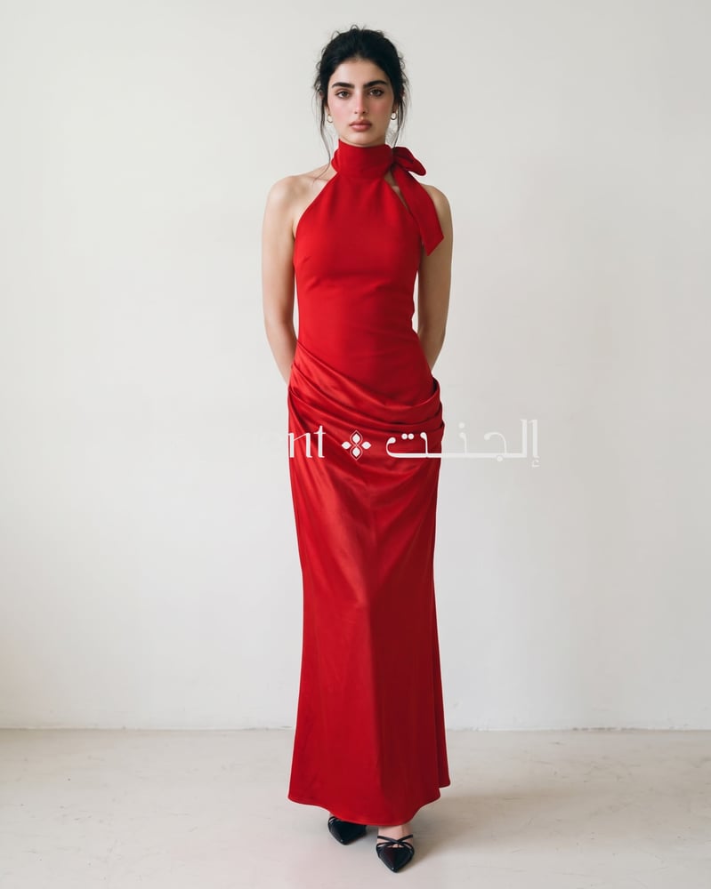فستان سهرة احمر بربطة رقبة