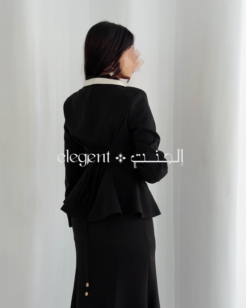 طقم نسائي أسود بتنورة طويلة وقصة كلاسيكية – إطلالة كاملة
