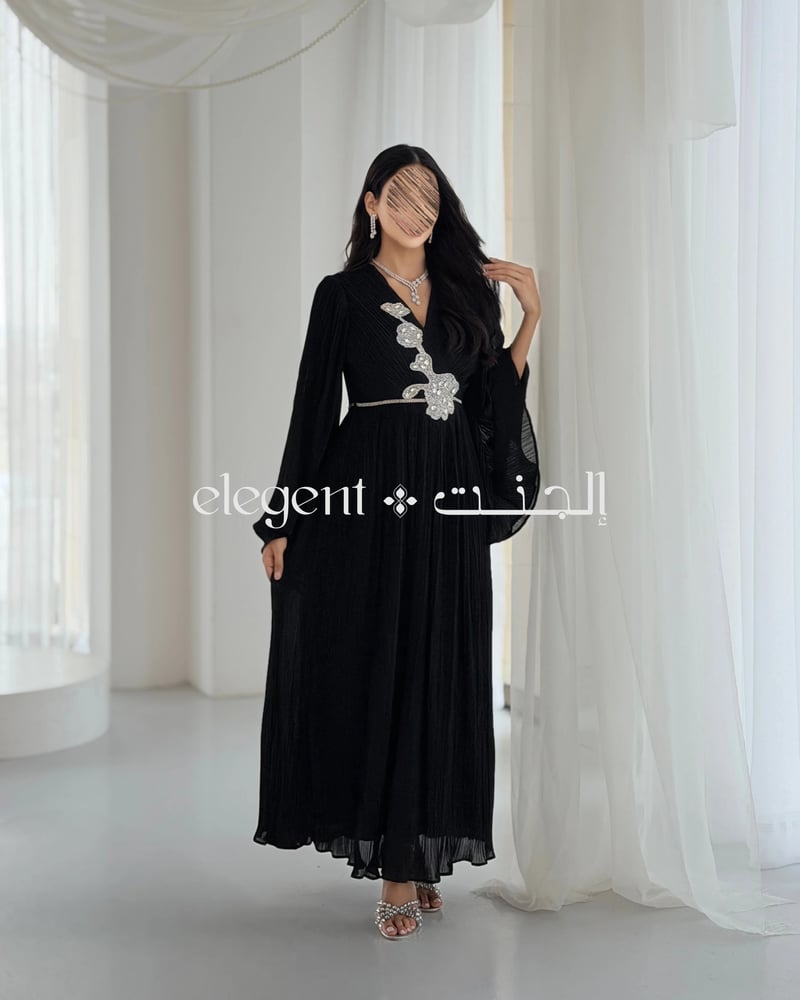 فستان سهرة أسود ملكي بكسرات كاملة من إلجنت