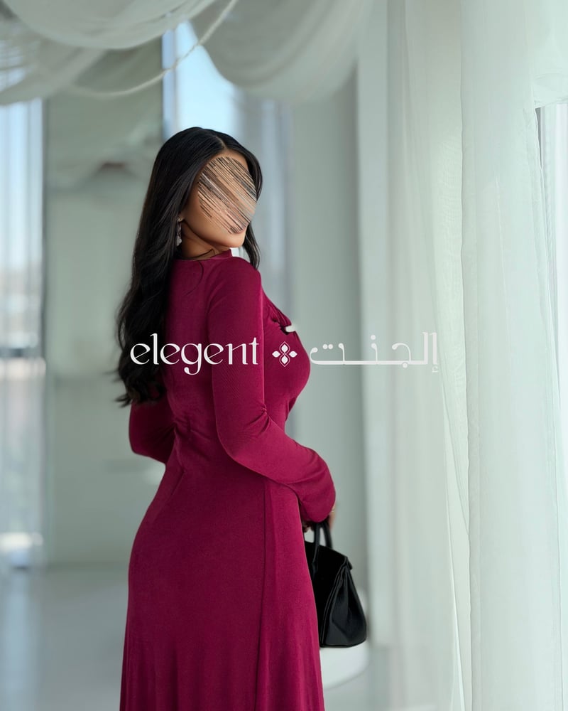 فستان نسائي استرتش كامل بقصة عصرية من الرقبة وأكمام طويلة