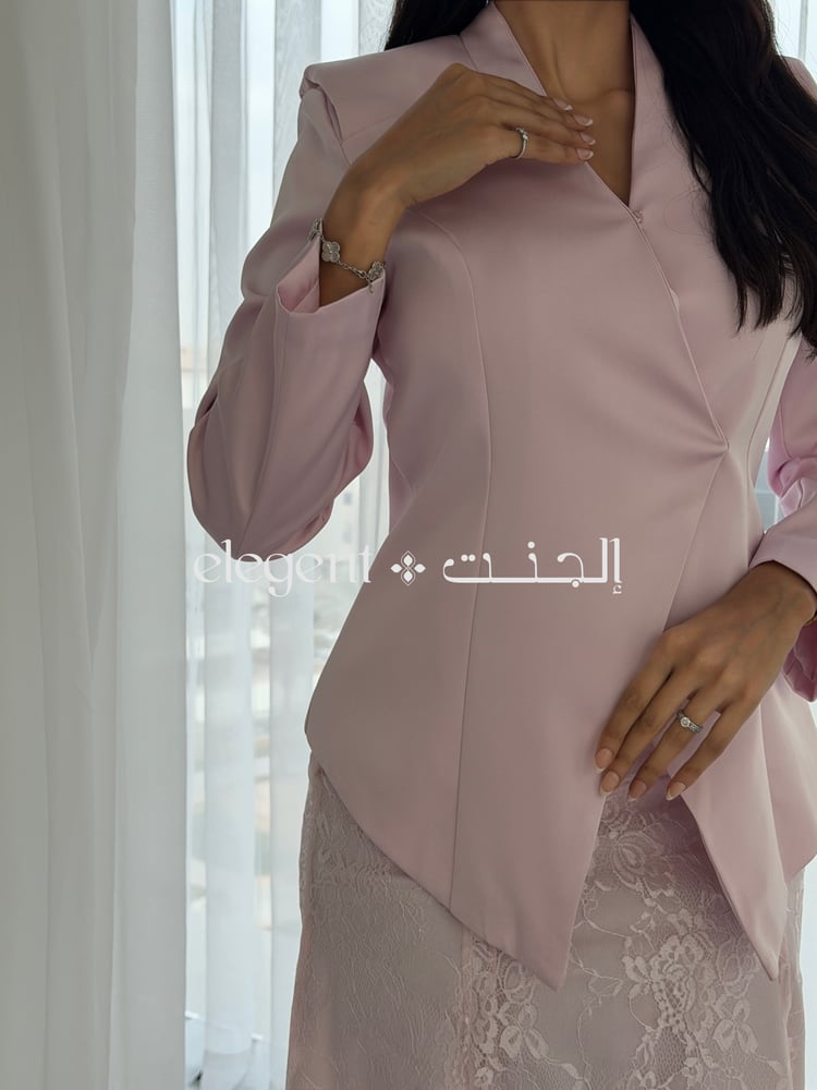 الطقم الوردي كامل بجاكيت وتنورة دانتيل – إطلالة أمامية