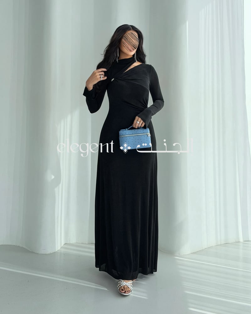 فستان أسود أنيق من إلجنت بتصميم عصري وخامة استرتش ناعمة تعكس أنوثة راق