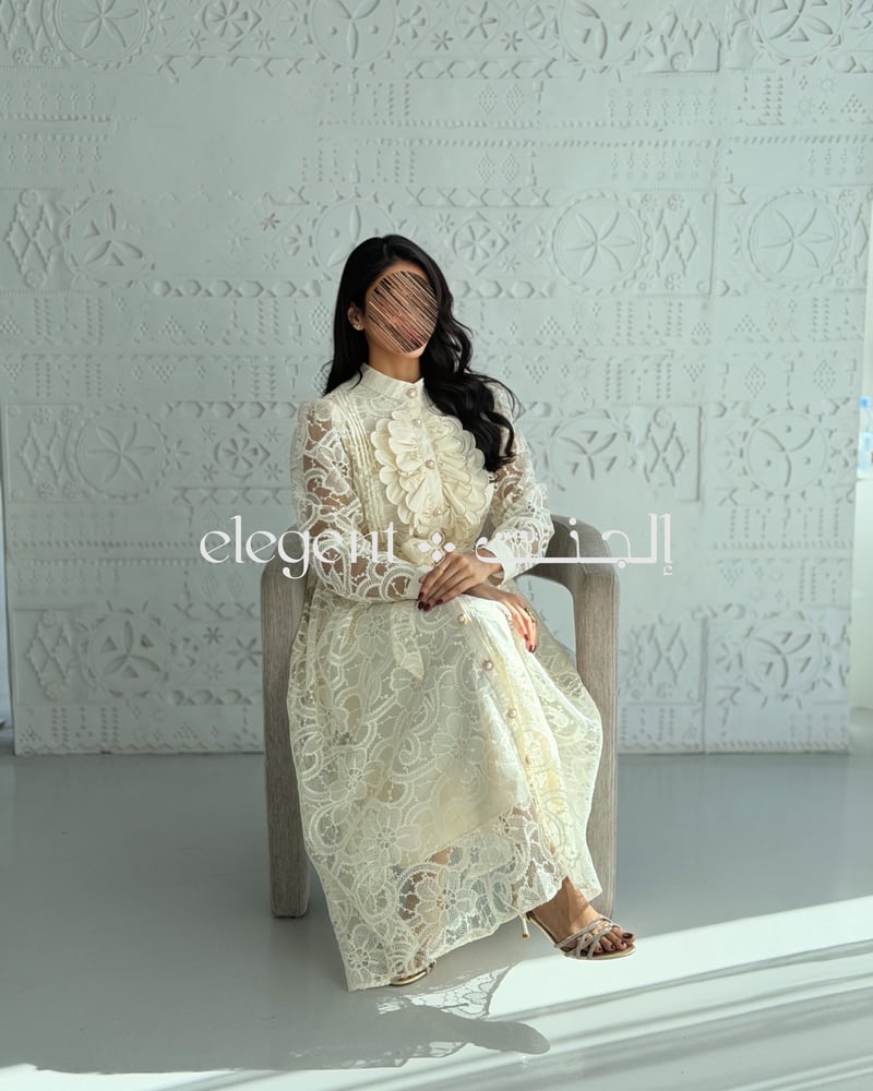 تصميم أمامي بزرار وحزام لإطلالة مرتبة