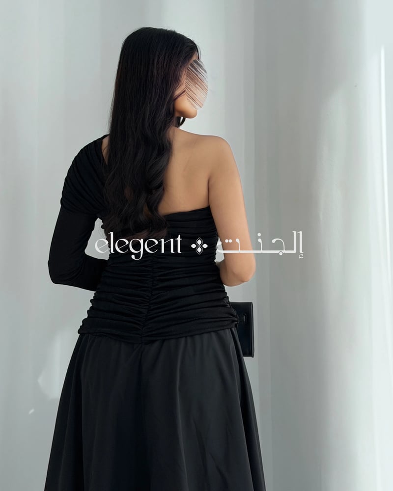 فستان سهرة أسود بقصة عصرية وانسيابية ناعمة