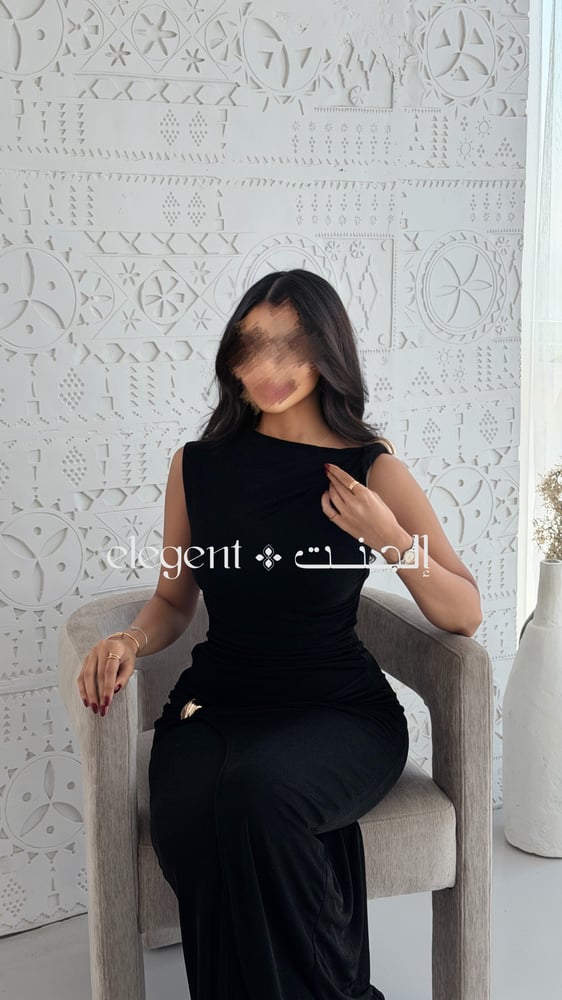 صورة مقربة لتفاصيل الحلية الذهبية على الخصر