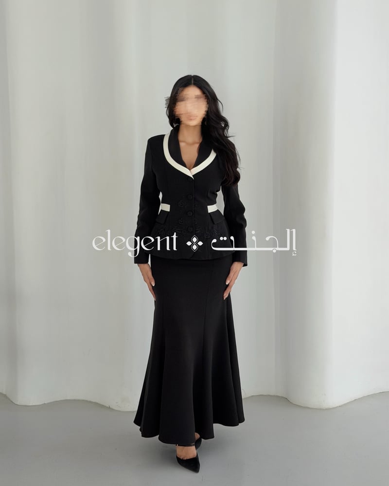 طقم أسود رسمي بتطريز وياقة بيضاء وتصميم خصر مشدود من الخلف – إلجنت