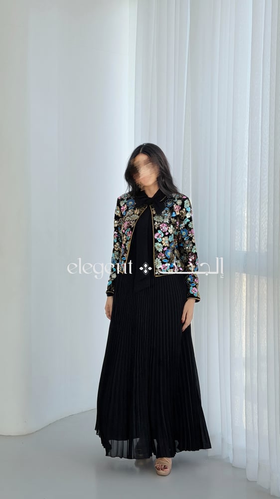 تفاصيل الجاكيت المخمل المطرز بالألوان فوق فستان أسود شيفون – موديل كلا