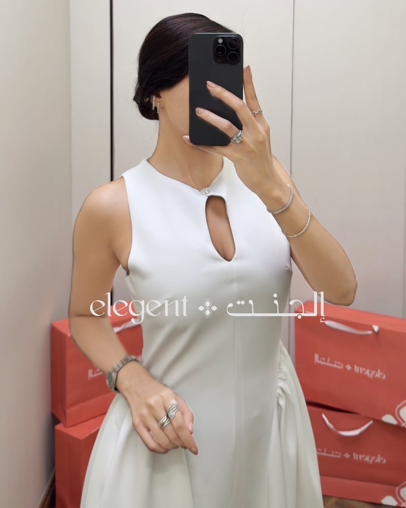 فستان أبيض ناعم بطول متوسط مع فتحة أمامية