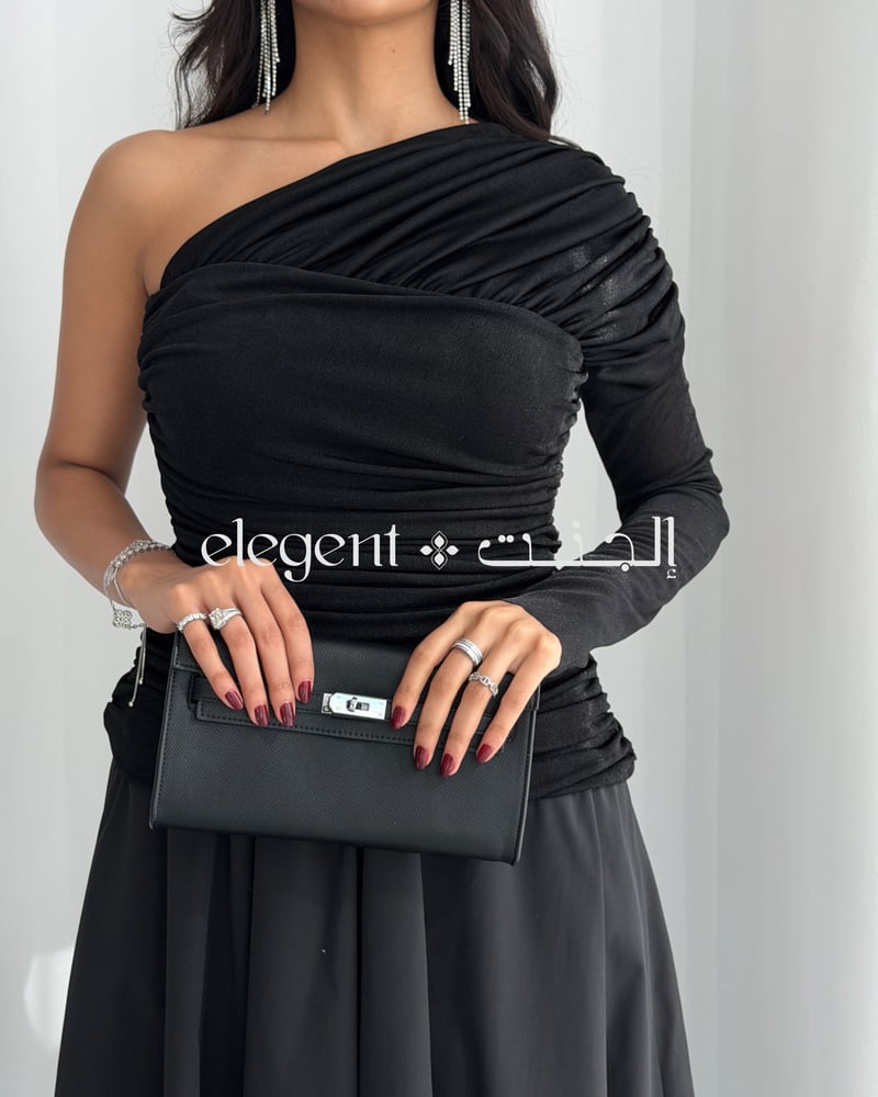 إطلالة سهرة راقية بفستان أسود من إلجنت