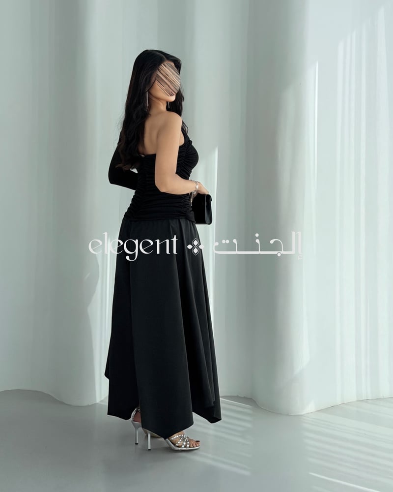 فستان أسود ناعم بحركة جذابة عند المشي