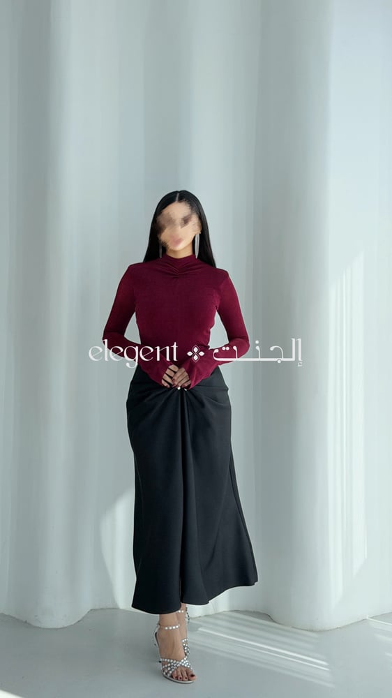 إطلالة جانبية لفستان سهرة توتي وميكادو بتصميم ناعم وفاخر — إلجنت