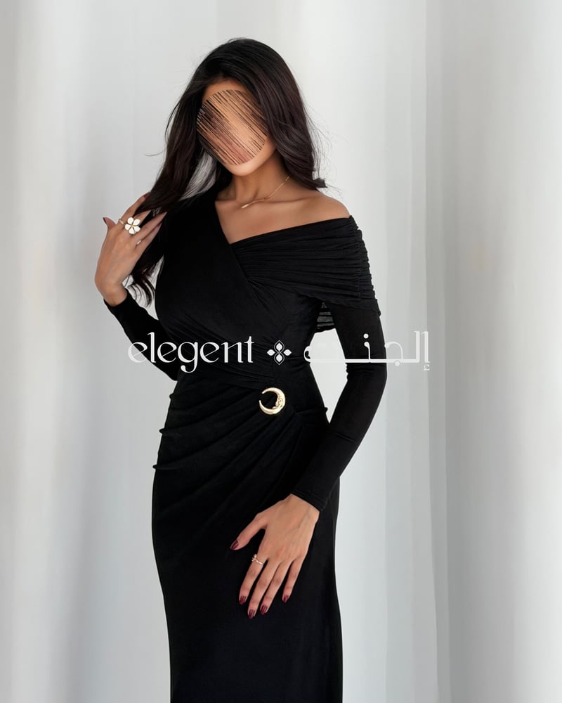 فستان أسود استرتش بتصميم أنثوي وأكمام طويلة مع كسرات صدر أنيقة