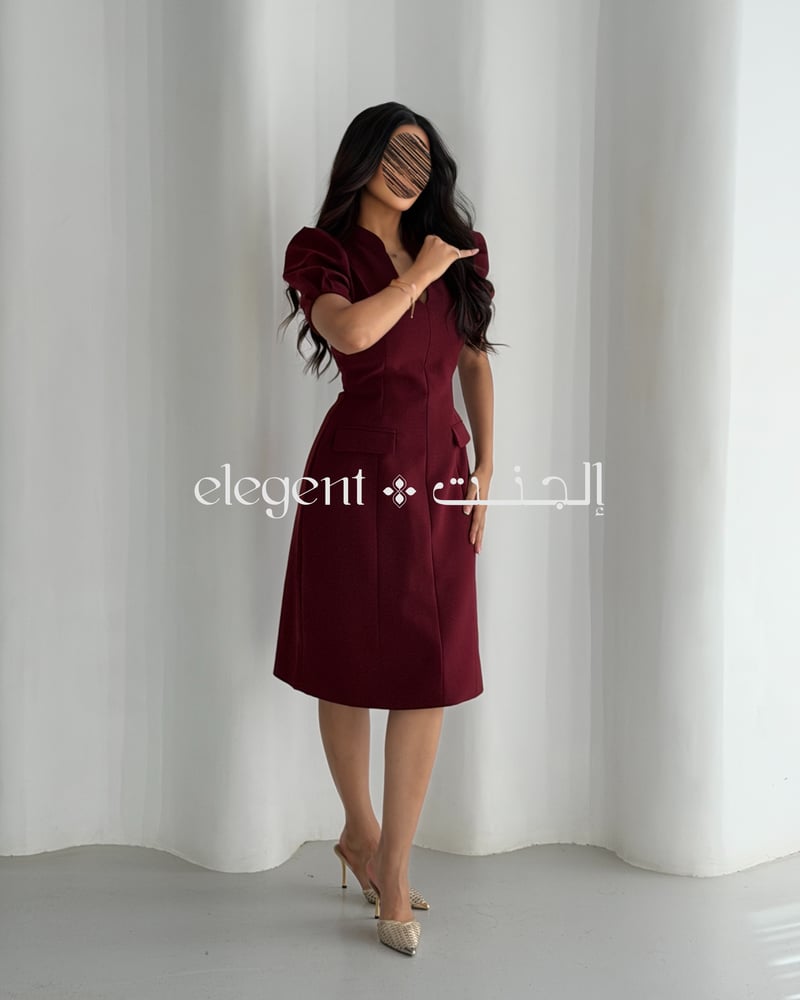 تفاصيل الجيوب التجميلية والياقة في فستان إلجنت العنابي