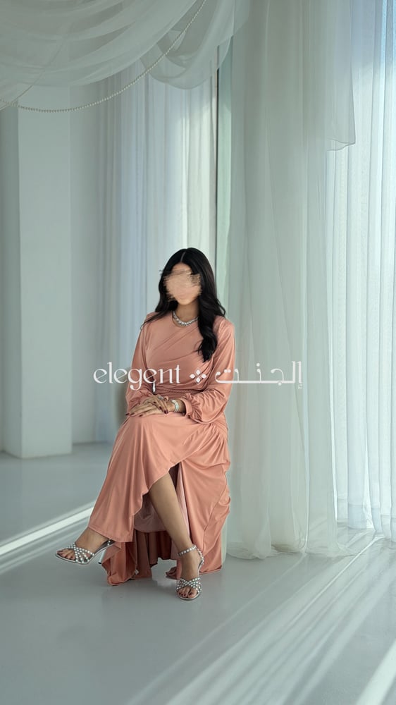 درابيات ناعمة على الصدر لفستان سهرة لحمي
