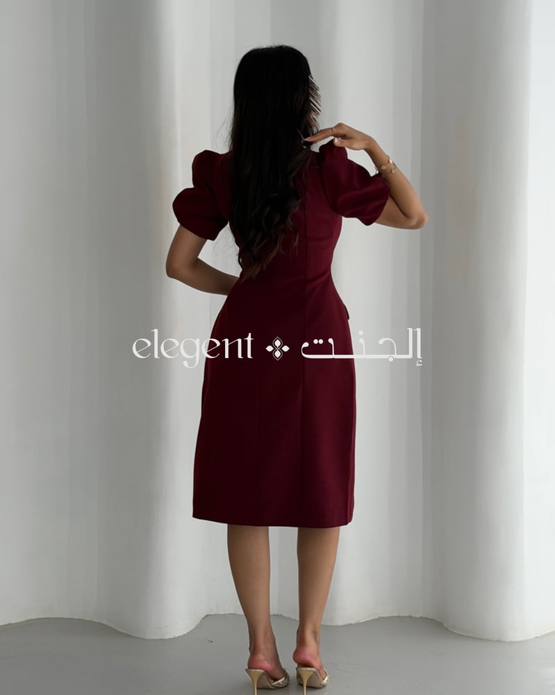 فساتين كلاسيك بألوان دافئة وتصاميم عصرية لعام 2026