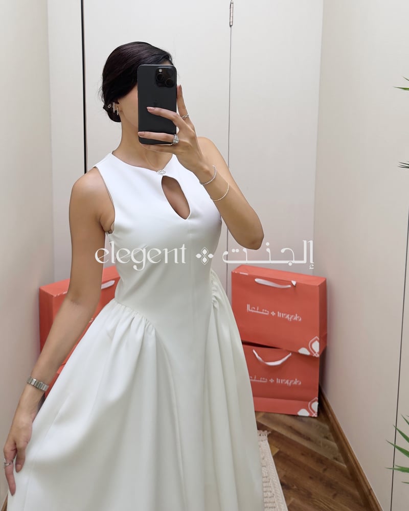 فستان للمناسبات بلون أبيض بتصميم فخم