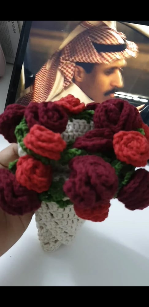 مفرش طاوله اثنين بواحد مفرش وباقه صغيره