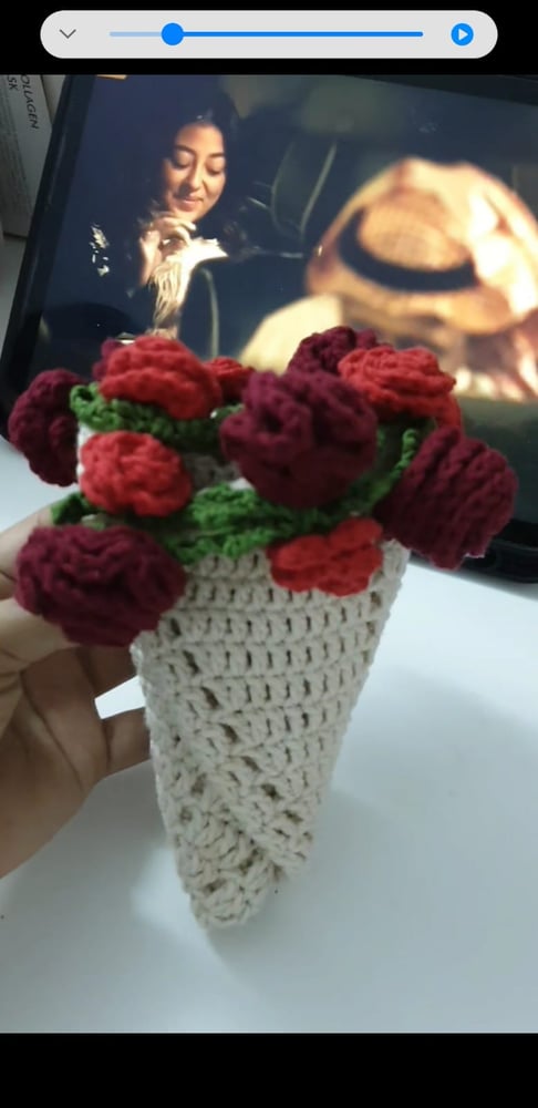 مفرش طاوله اثنين بواحد مفرش وباقه صغيره
